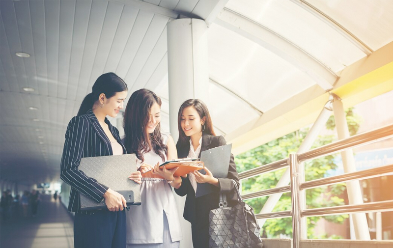 人才是企業(yè)核心競爭力的重要組成部分，集團致力于為員工提供優(yōu)越的職業(yè)發(fā)展通道，搭建一個充滿活力、公平競爭的工作平臺。